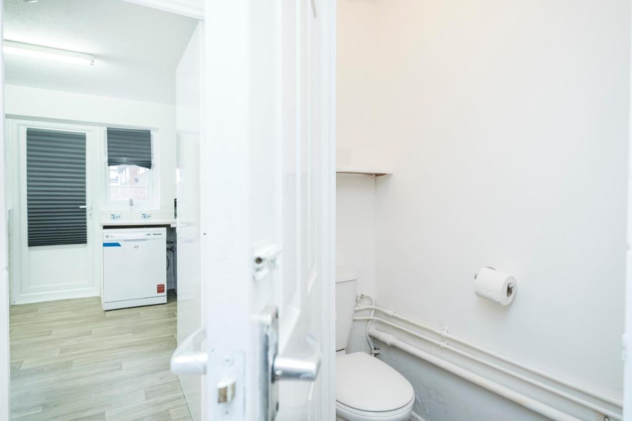 Apartment Spacious 3 Bed 1 Bath Hse W Guest Toilet W Parking Near Excel - E16 *