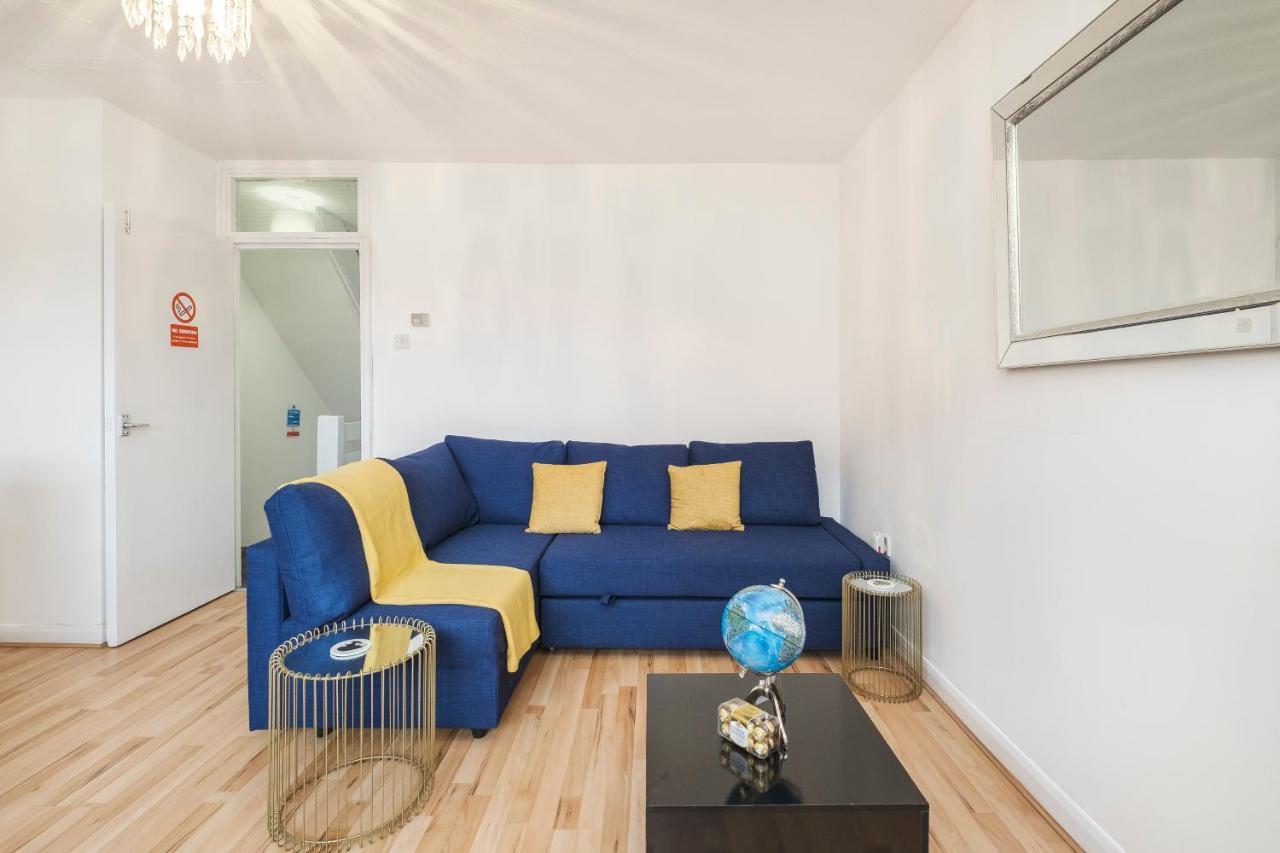 Spacious 3 Bed 1 Bath Hse W Guest Toilet W Parking Near Excel - E16 Apartment London