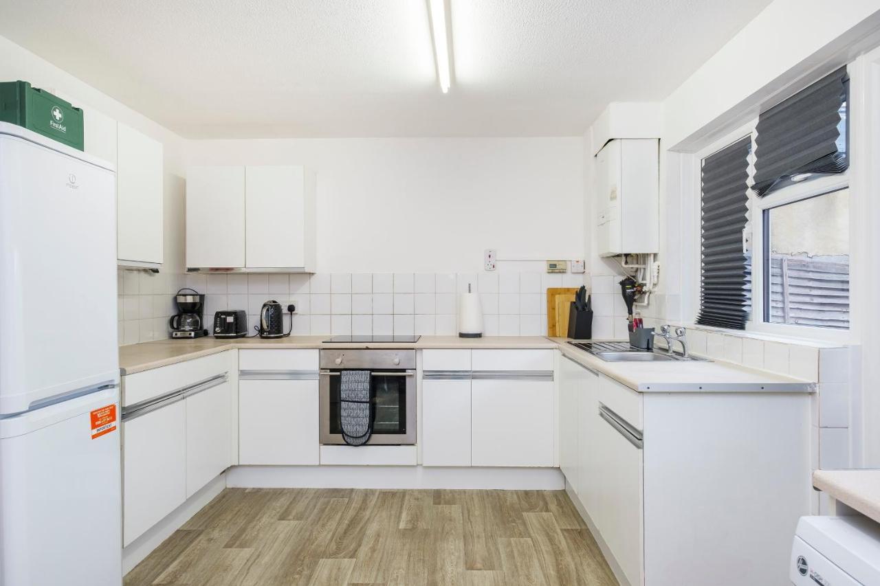Spacious 3 Bed 1 Bath Hse W Guest Toilet W Parking Near Excel - E16
