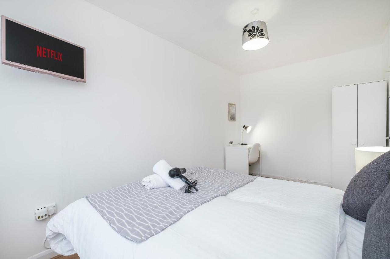 Spacious 3 Bed 1 Bath Hse W Guest Toilet W Parking Near Excel - E16 London