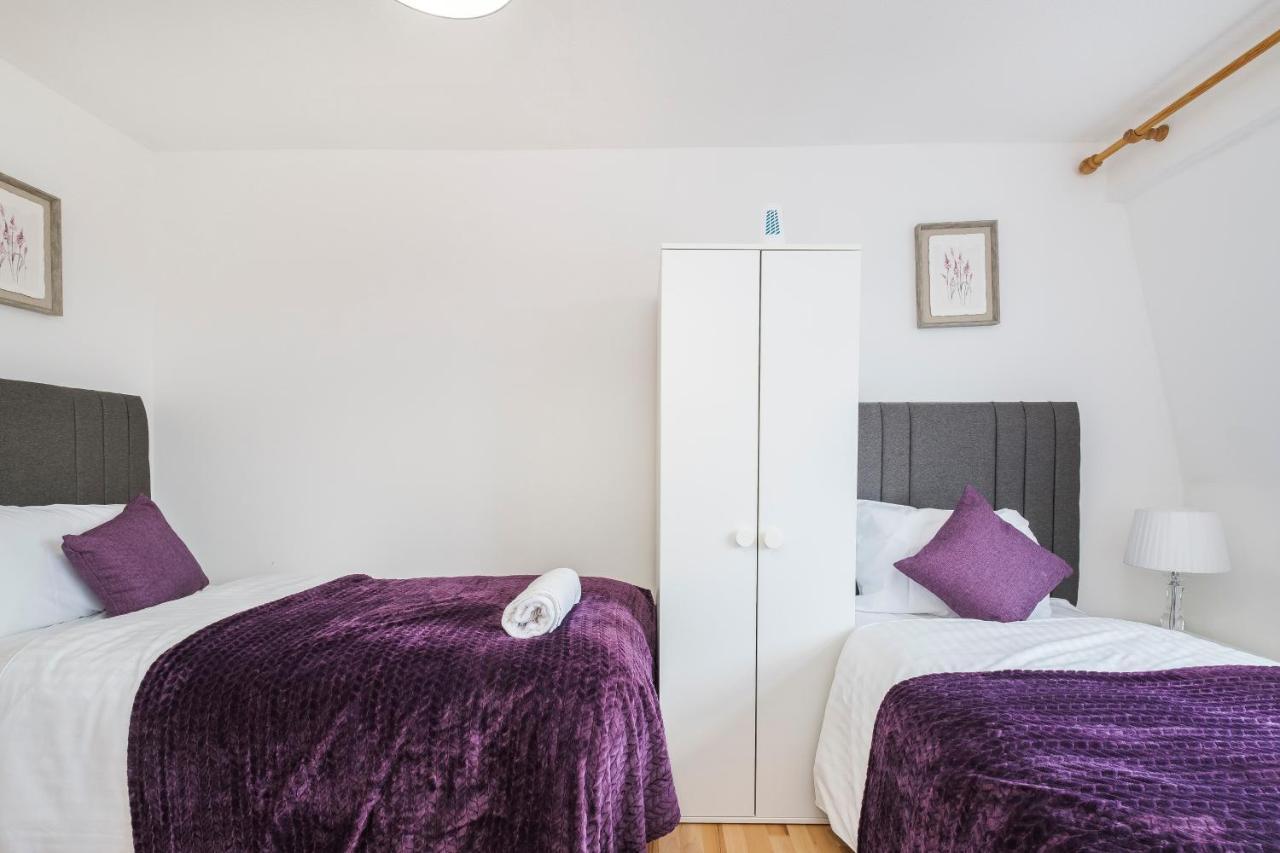 Apartment Spacious 3 Bed 1 Bath Hse W Guest Toilet W Parking Near Excel - E16 London