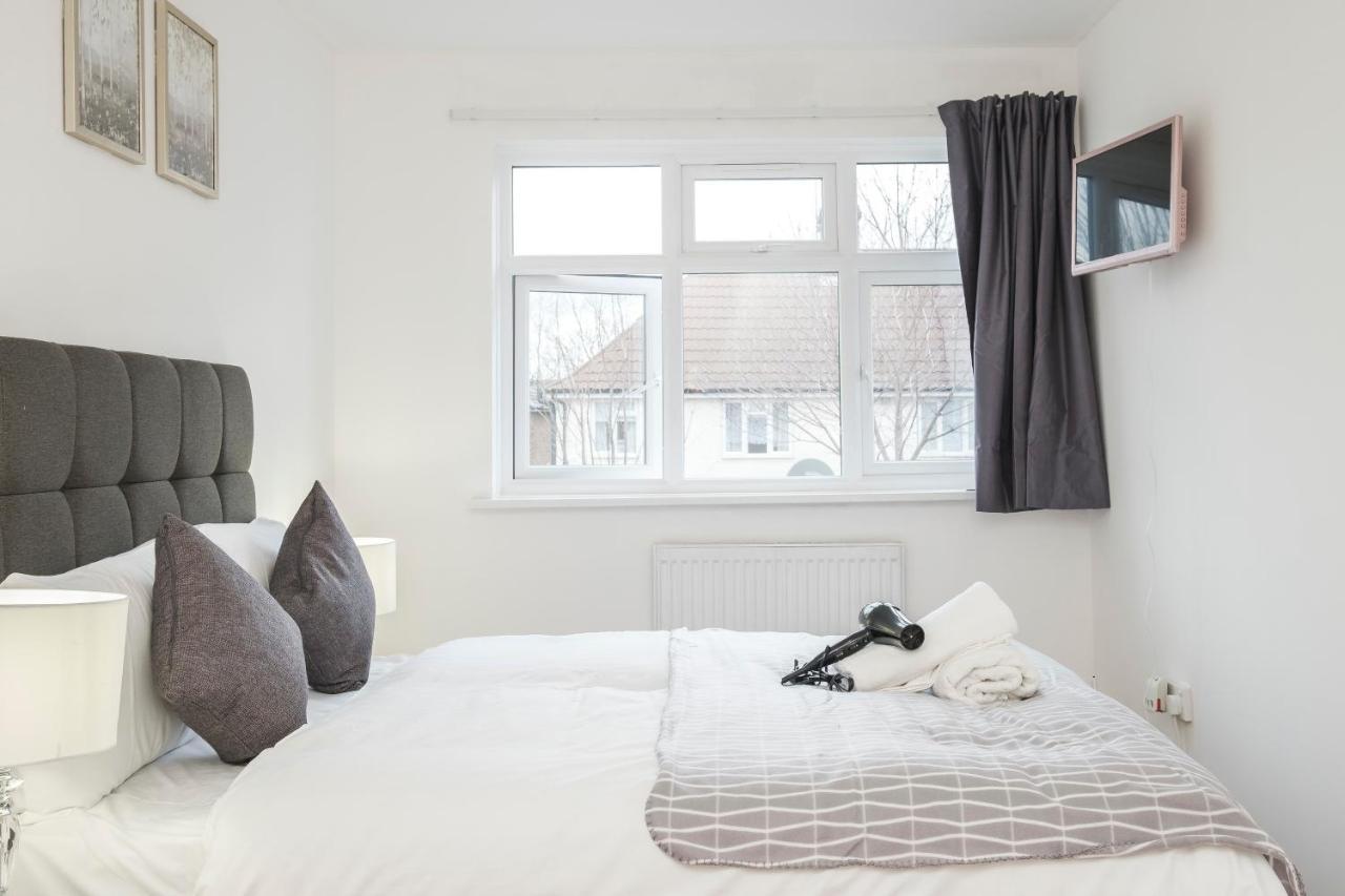 Spacious 3 Bed 1 Bath Hse W Guest Toilet W Parking Near Excel - E16 London