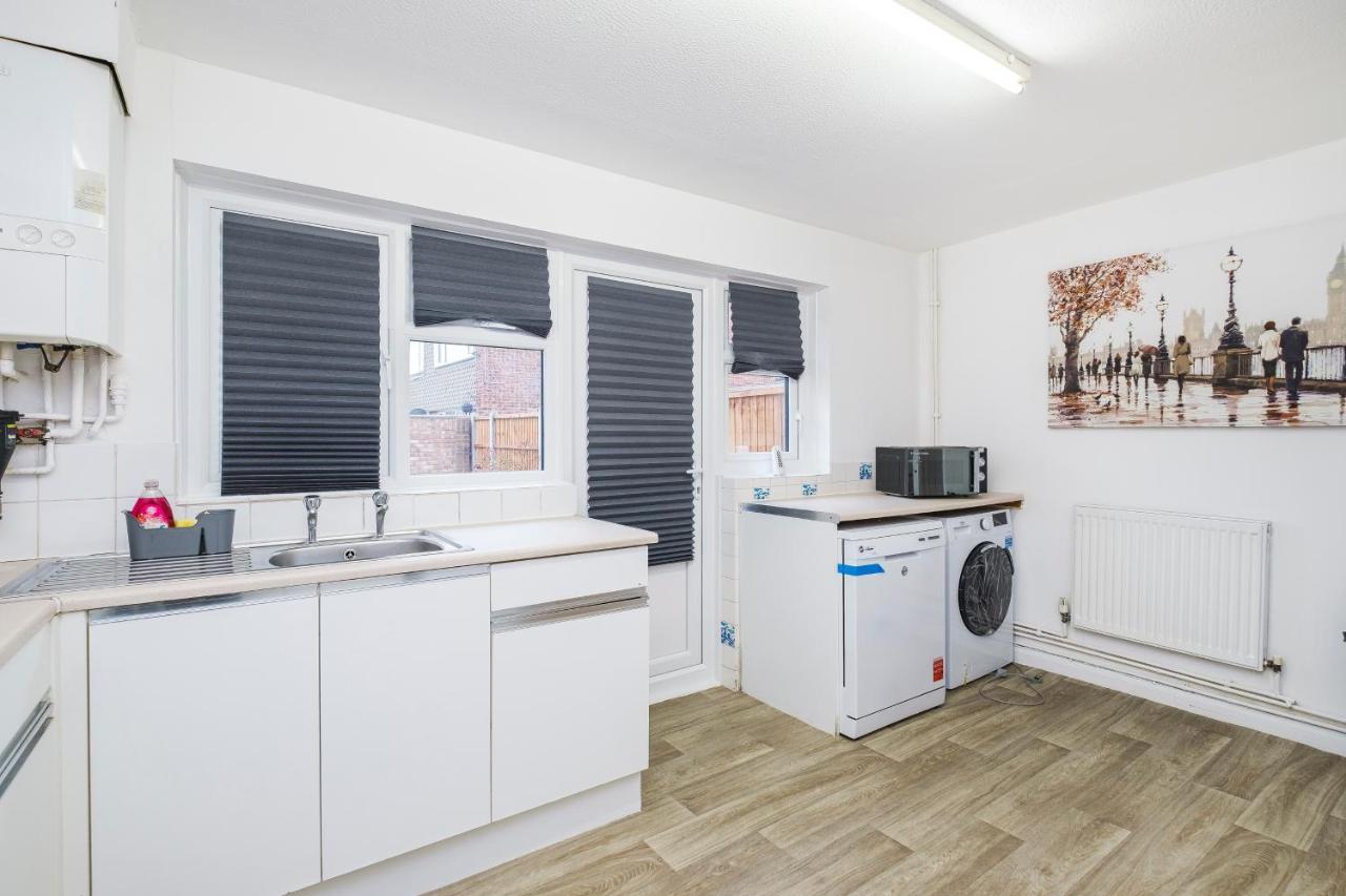Spacious 3 Bed 1 Bath Hse W Guest Toilet W Parking Near Excel - E16 Apartment