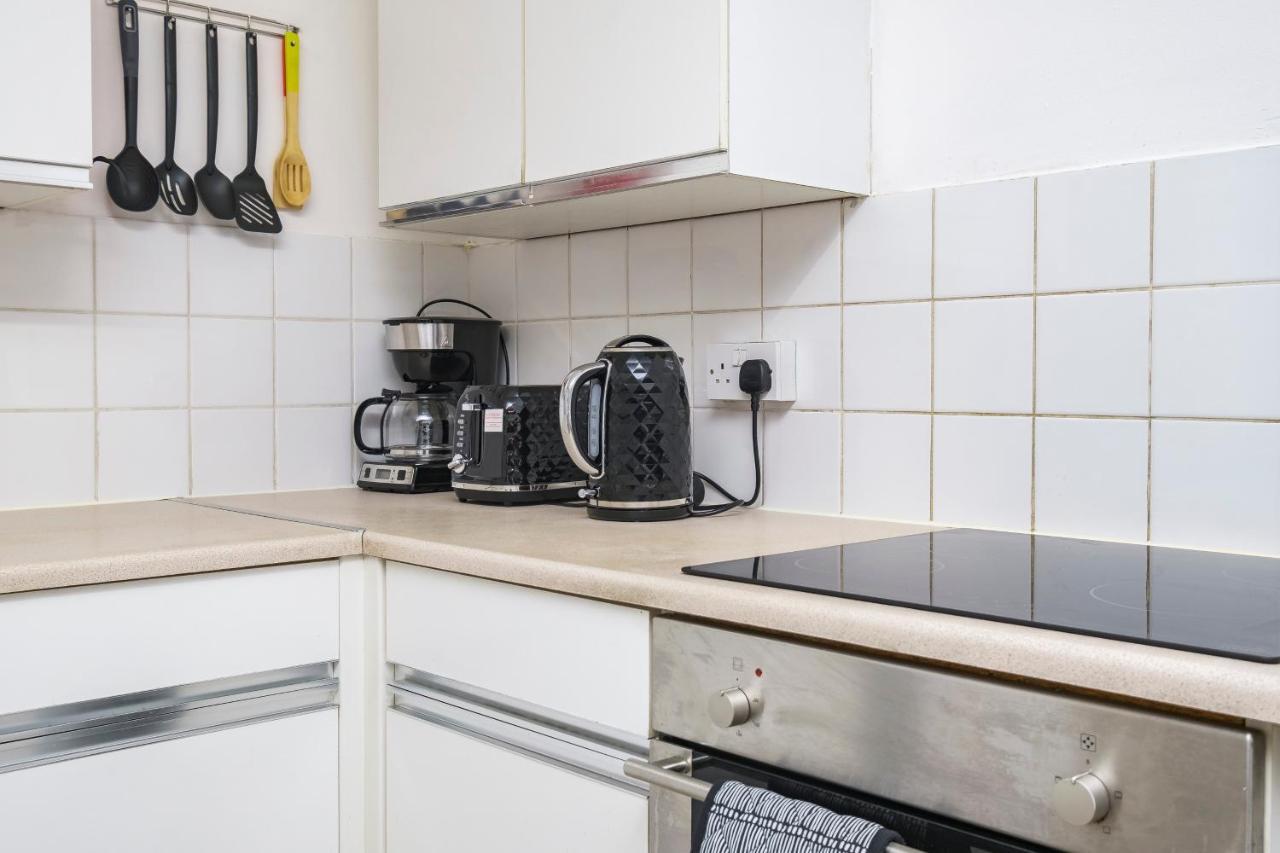 Spacious 3 Bed 1 Bath Hse W Guest Toilet W Parking Near Excel - E16 * London
