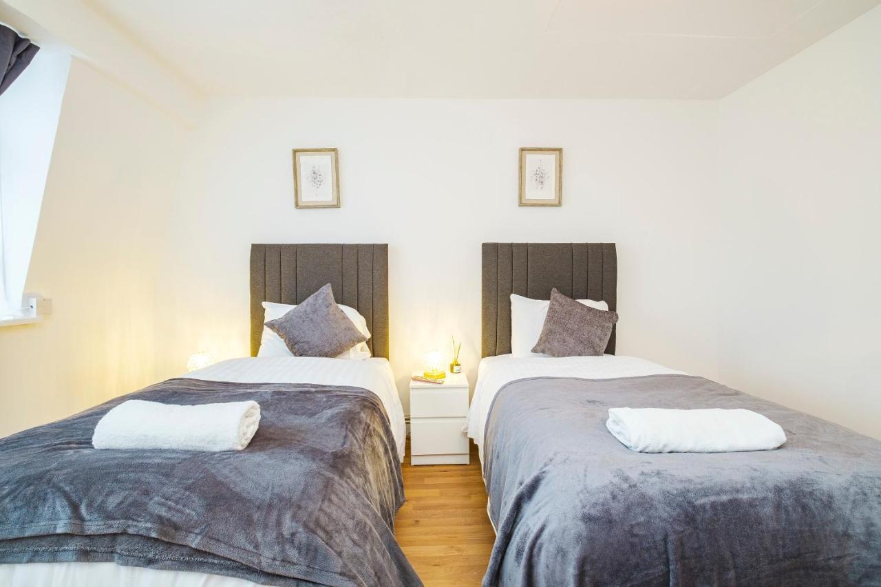 Spacious 3 Bed 1 Bath Hse W Guest Toilet W Parking Near Excel - E16 * London