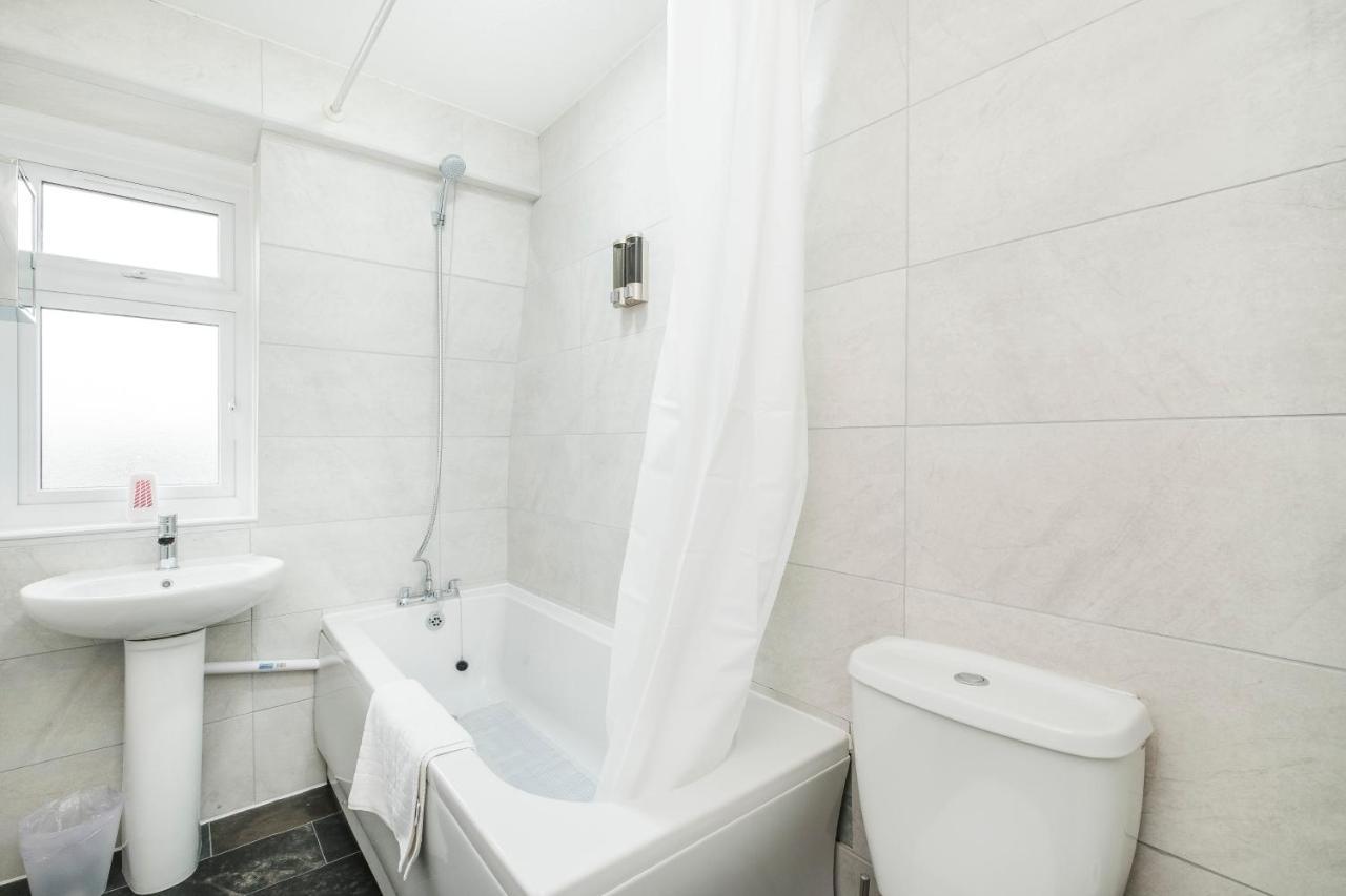 Spacious 3 Bed 1 Bath Hse W Guest Toilet W Parking Near Excel - E16 London