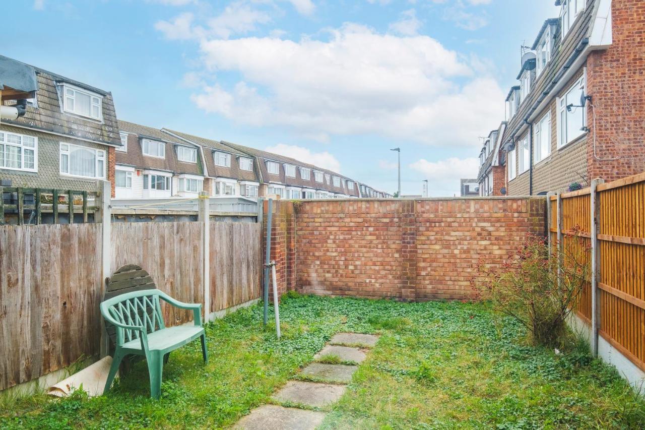 Spacious 3 Bed 1 Bath Hse W Guest Toilet W Parking Near Excel - E16 Apartment *
