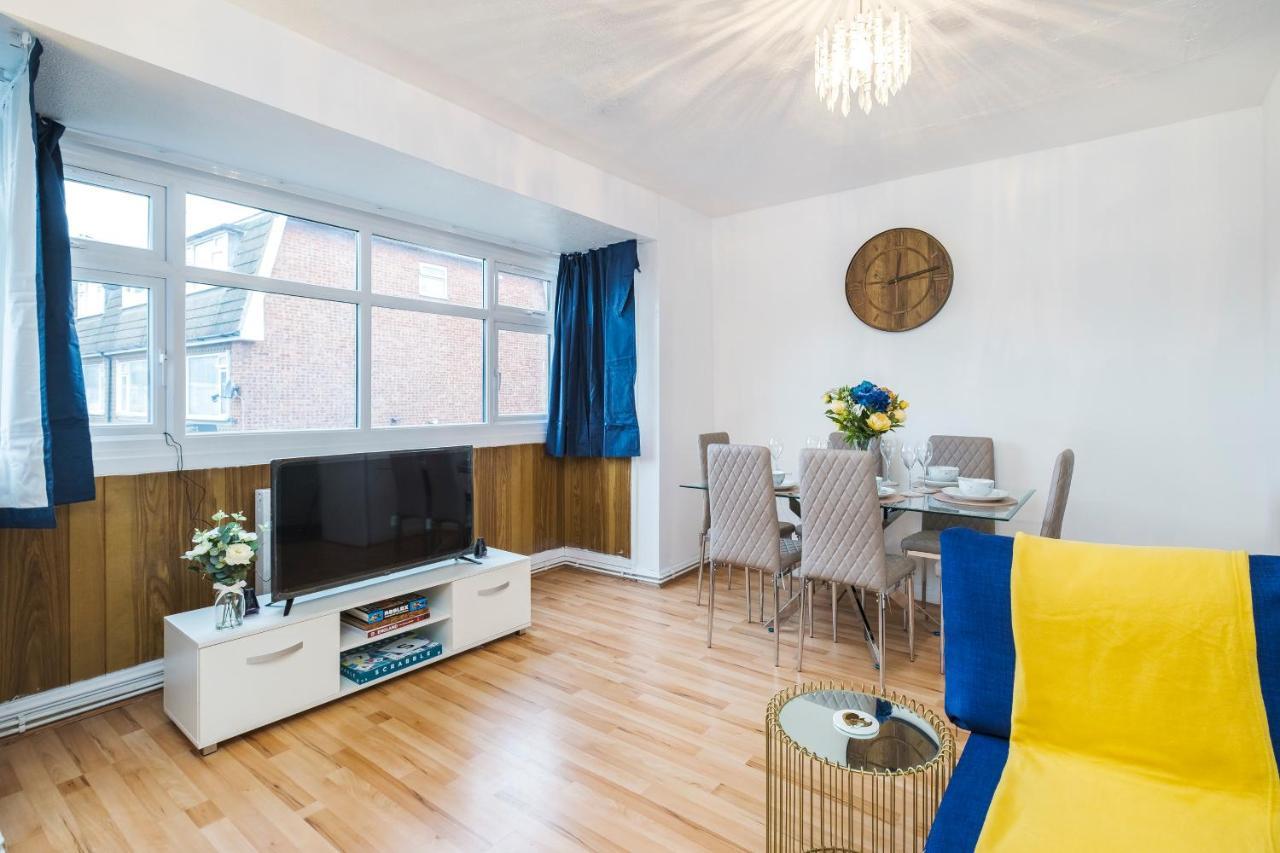 Spacious 3 Bed 1 Bath Hse W Guest Toilet W Parking Near Excel - E16 Apartment *