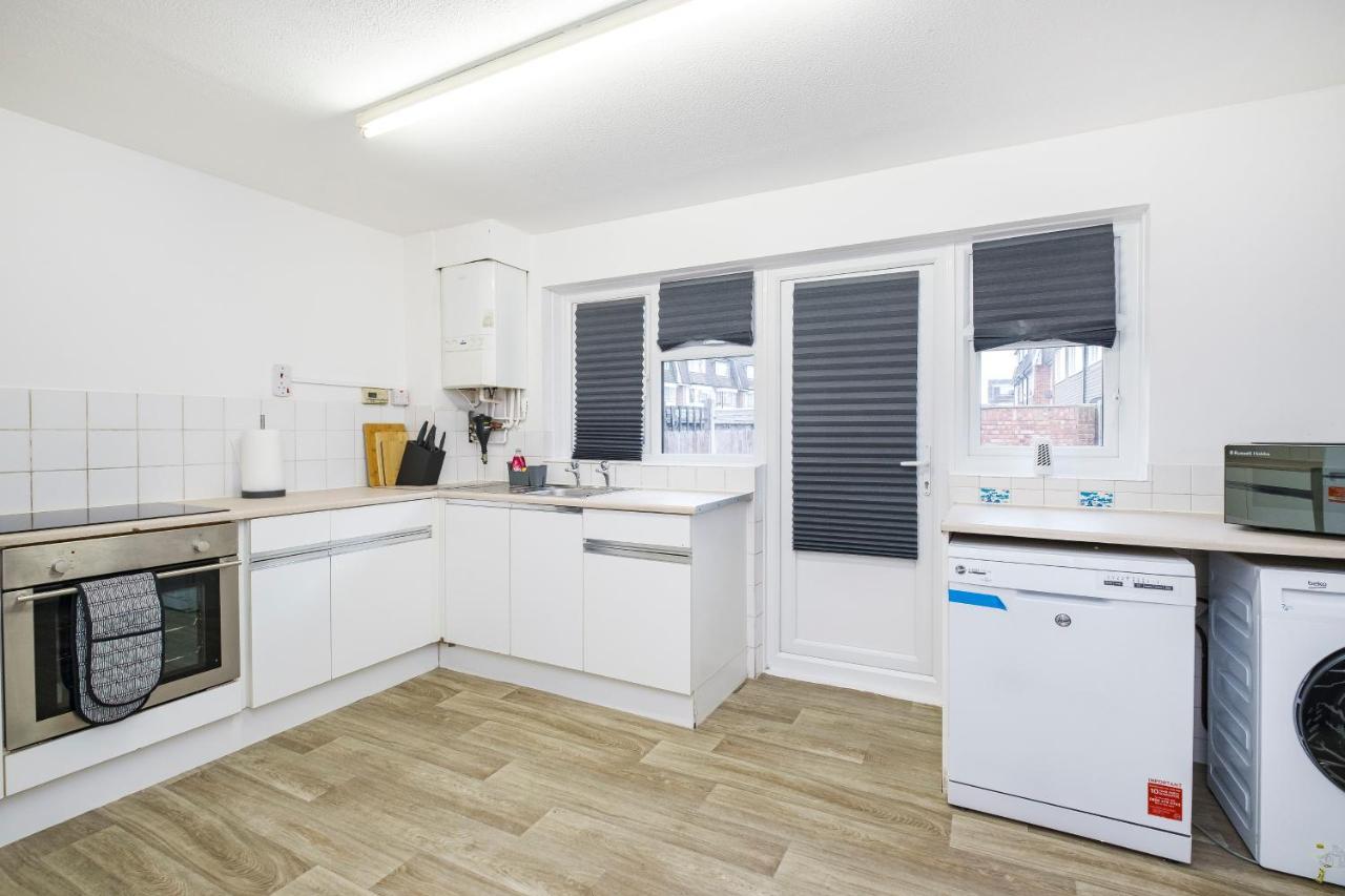 Spacious 3 Bed 1 Bath Hse W Guest Toilet W Parking Near Excel - E16 London