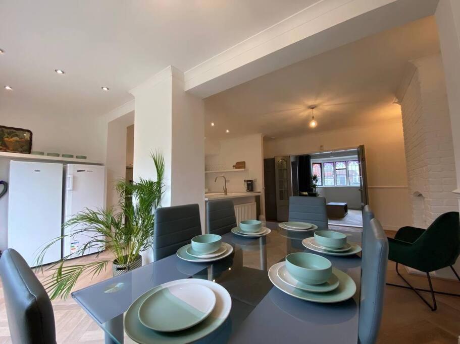 Lovely, Recently Refurbished Four Bedroom House.. *