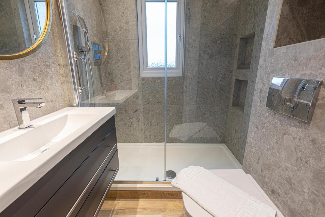 Modern Studio Flat With Balcony On The King's Road In Chelsea, Apartment *