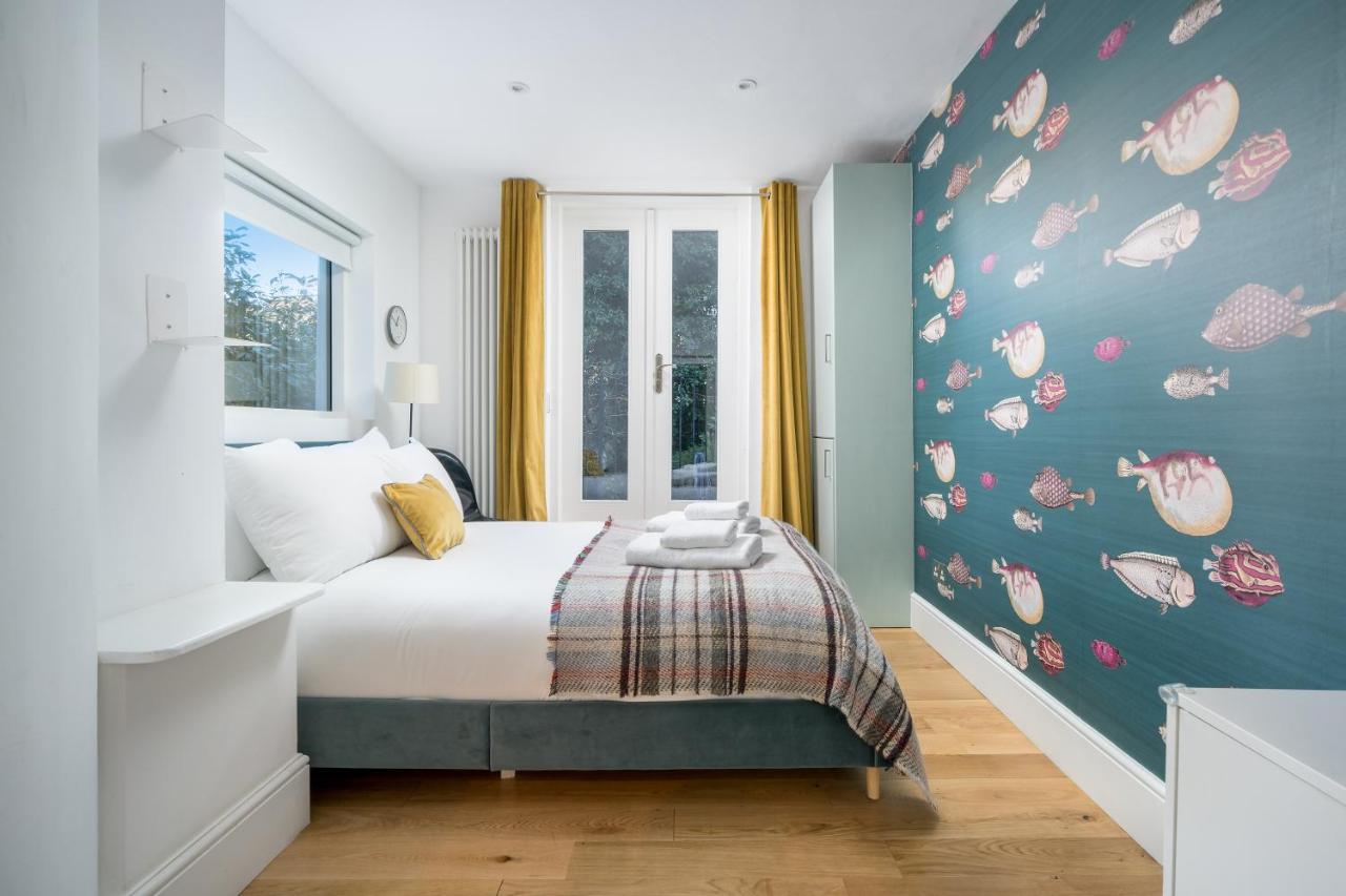 Sleek Flat With Communal Courtyard London