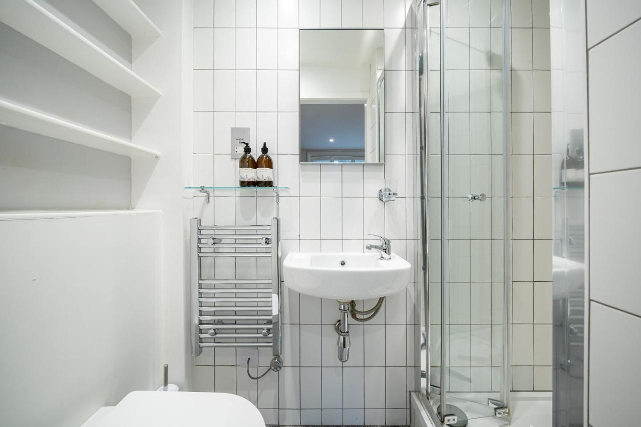 Sleek Flat With Communal Courtyard London