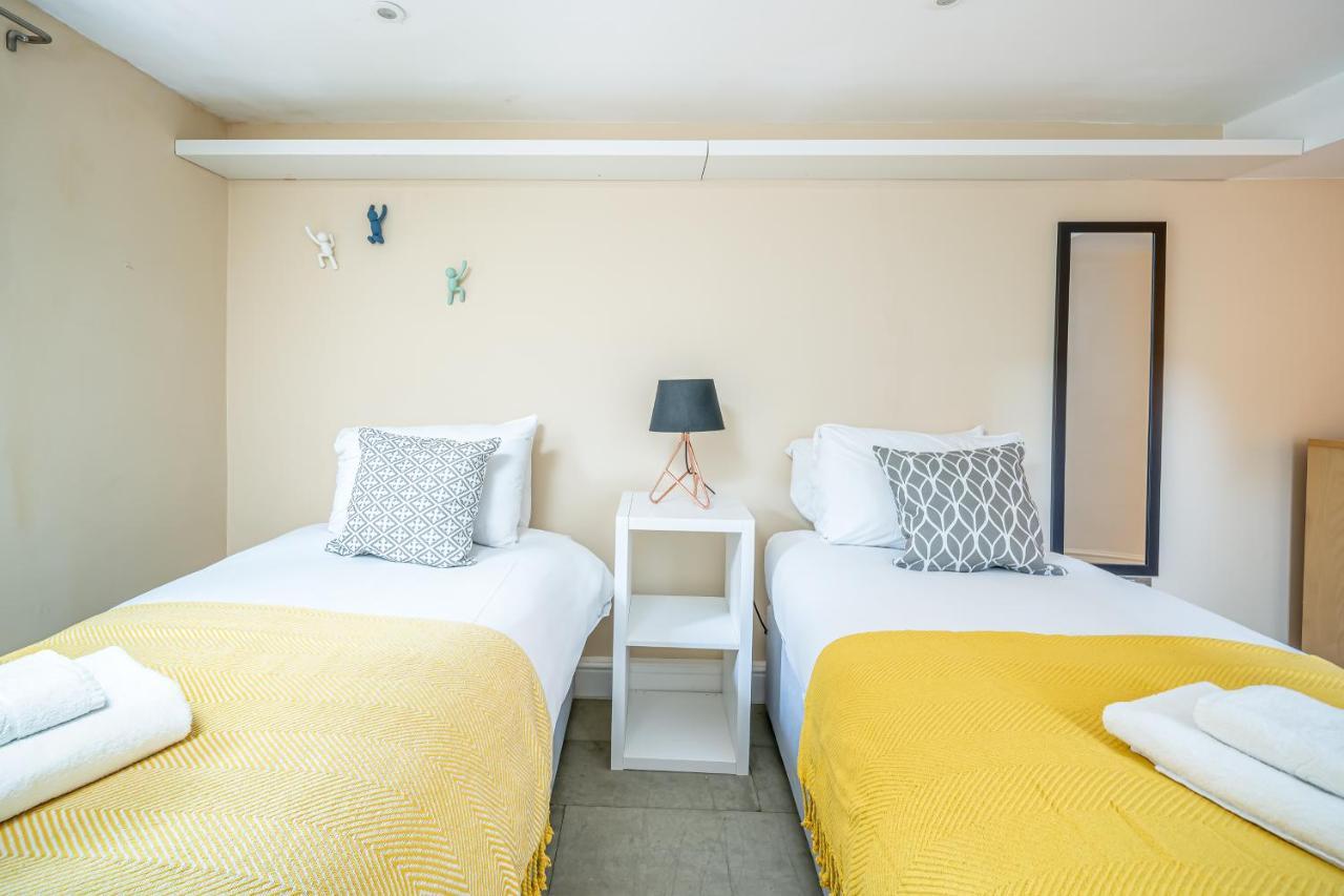Sleek Flat With Communal Courtyard London