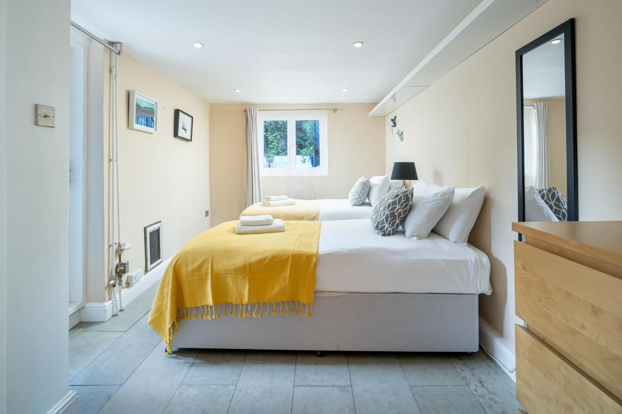 Sleek Flat With Communal Courtyard Apartment London