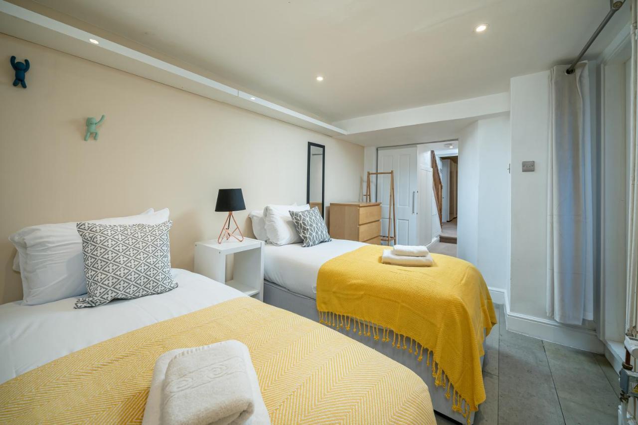 Sleek Flat With Communal Courtyard Apartment *