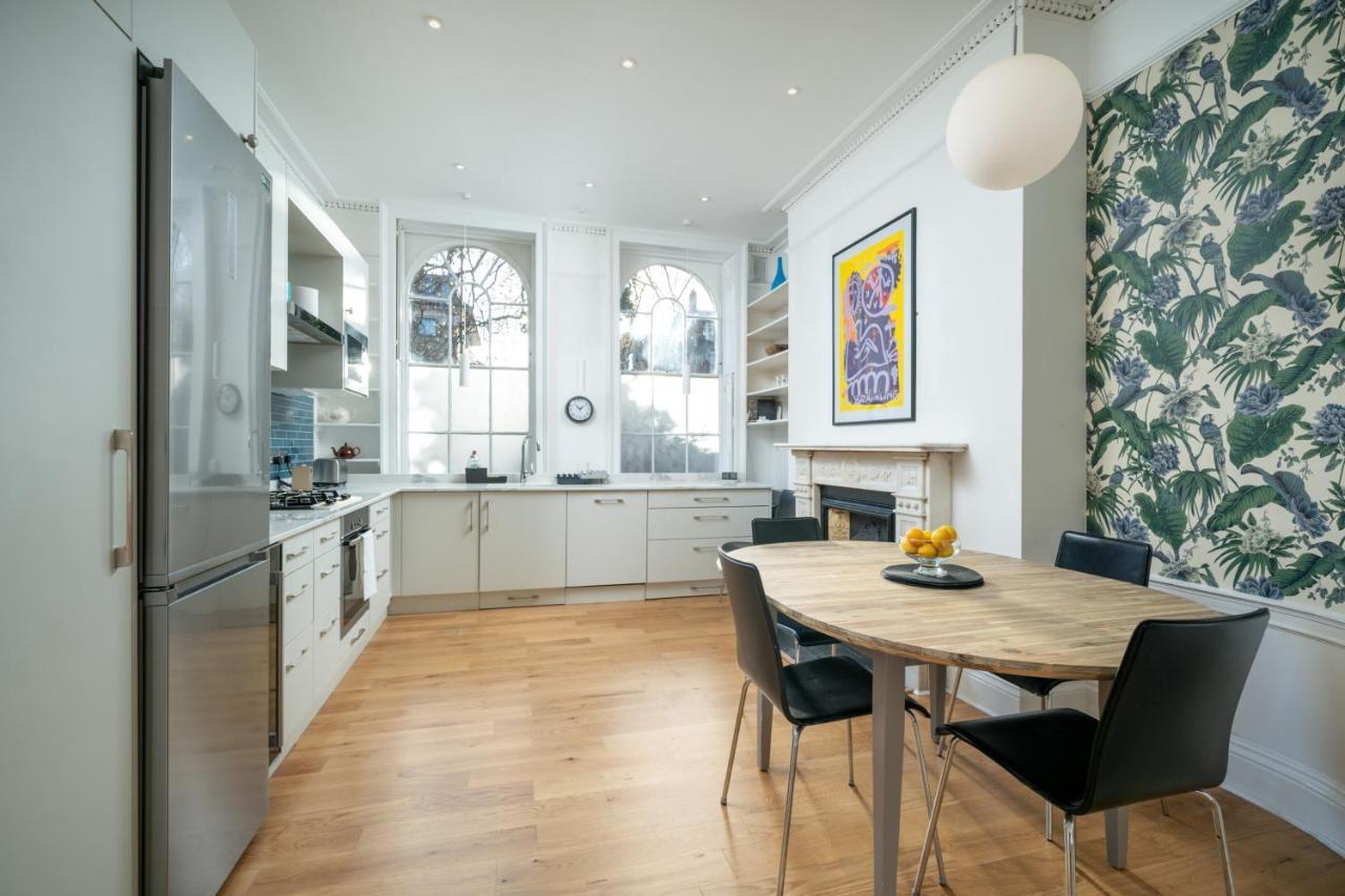 Sleek Flat With Communal Courtyard London