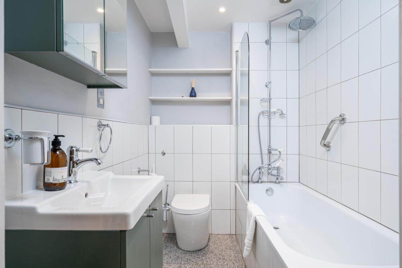 Sleek Flat With Communal Courtyard London