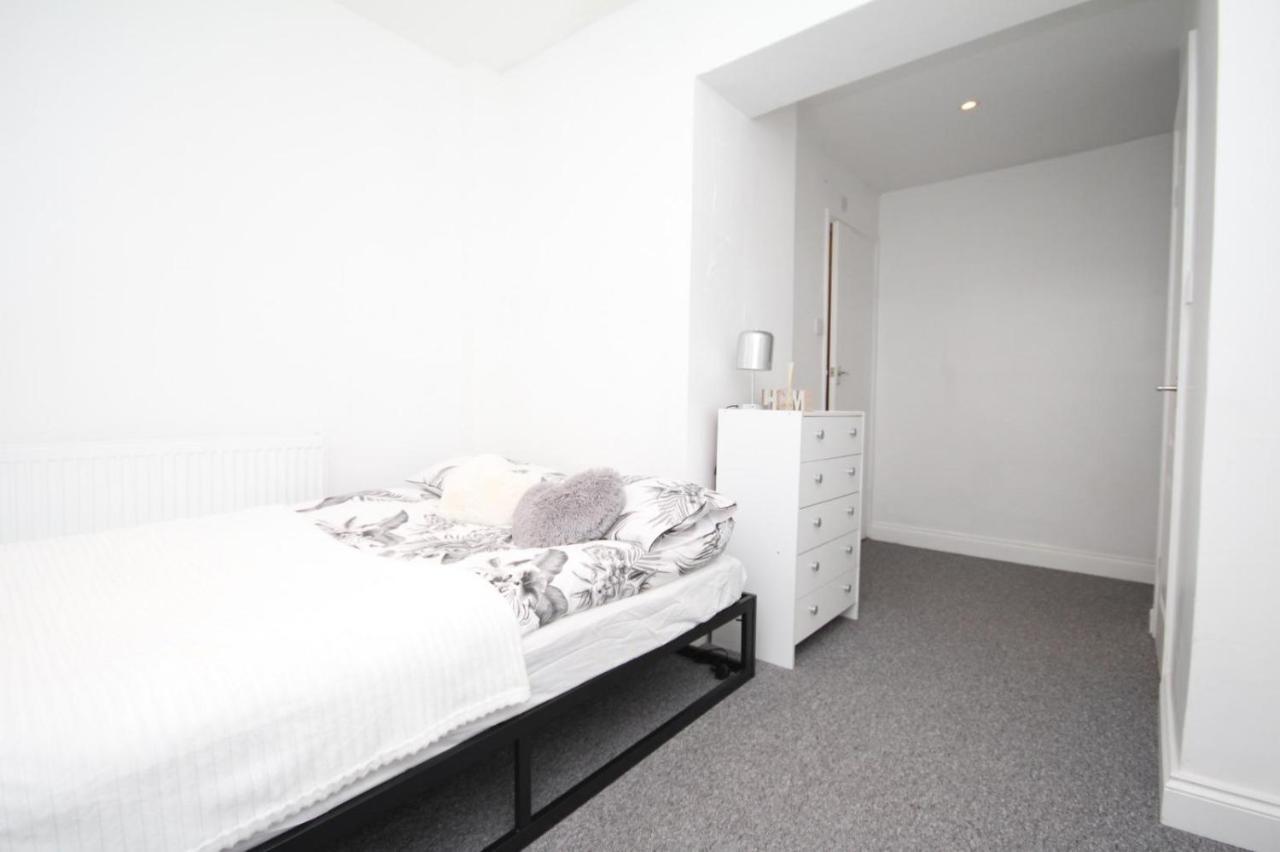 Lovely 3 Bed Spacious Flat In Apartamento