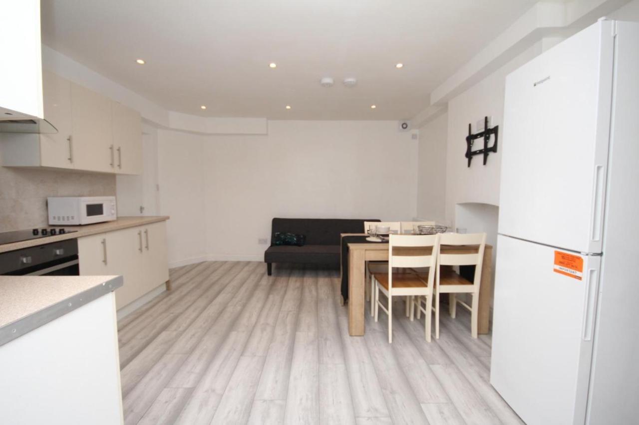 Lovely 3 Bed Spacious Flat In Apartamento