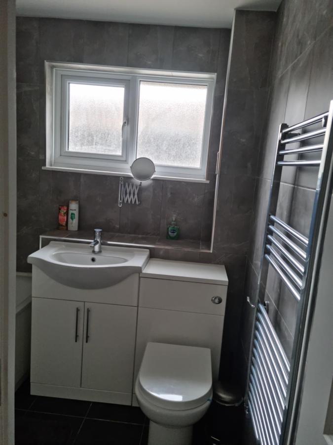 Bright, Spacious 4 Bed With A Jacuzzi! Apartment