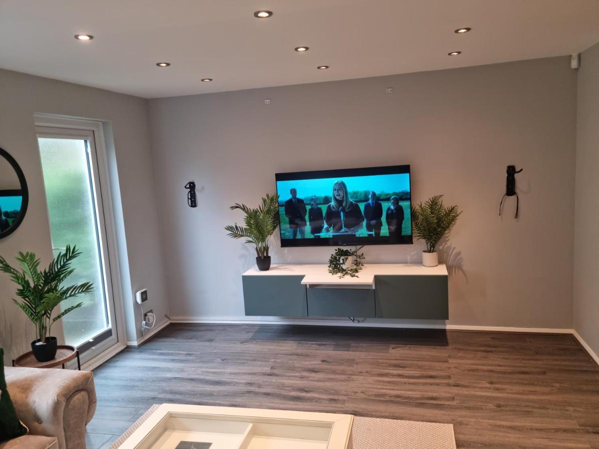 Bright, Spacious 4 Bed With A Jacuzzi! Apartment
