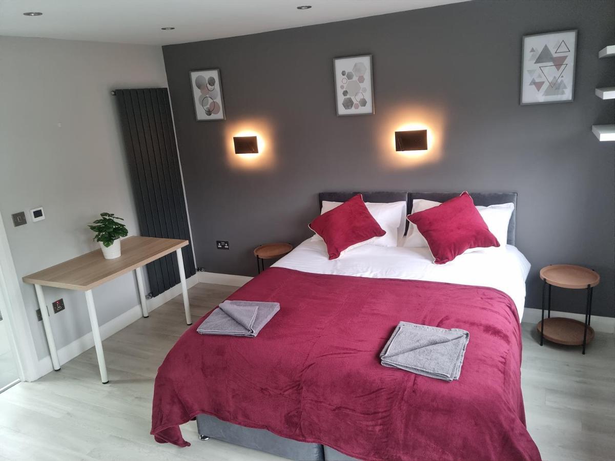 Bright, Spacious 4 Bed With A Jacuzzi! Apartment