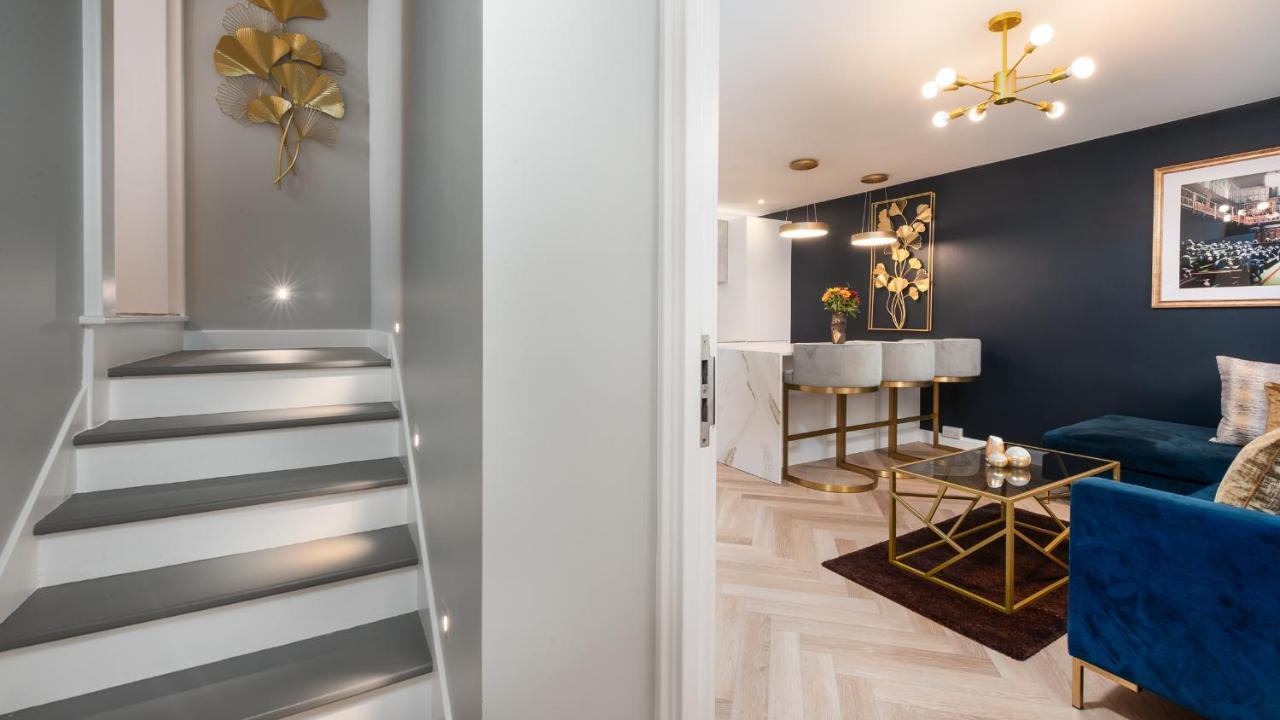 London's Modern Nuance - Battersea Apartment