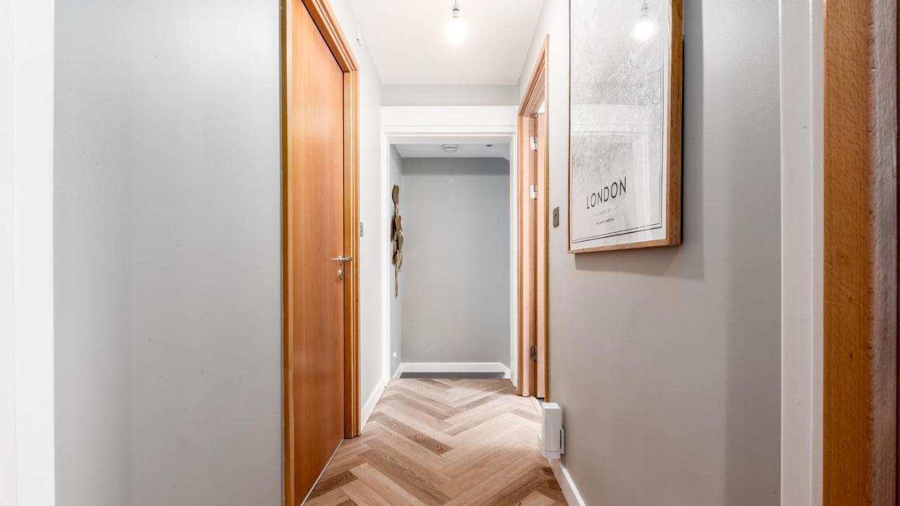 London's Modern Nuance - Battersea Apartment *