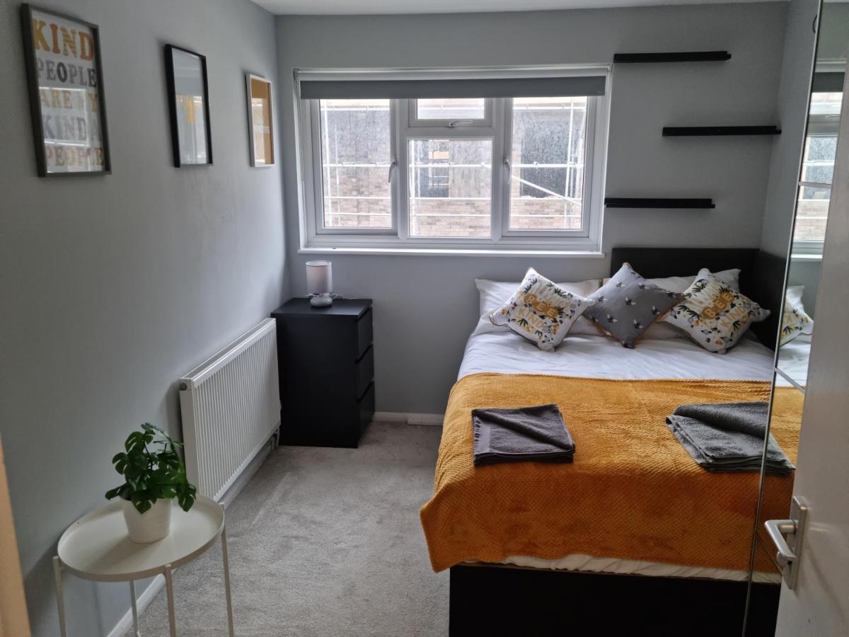 Bright, Spacious 4 Bed With A Jacuzzi! * London