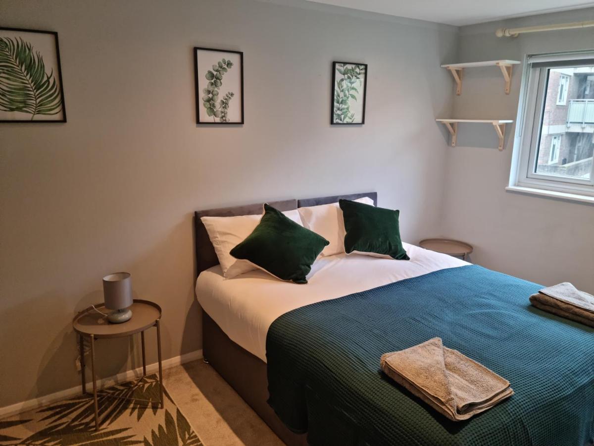 Bright, Spacious 4 Bed With A Jacuzzi! Apartment *