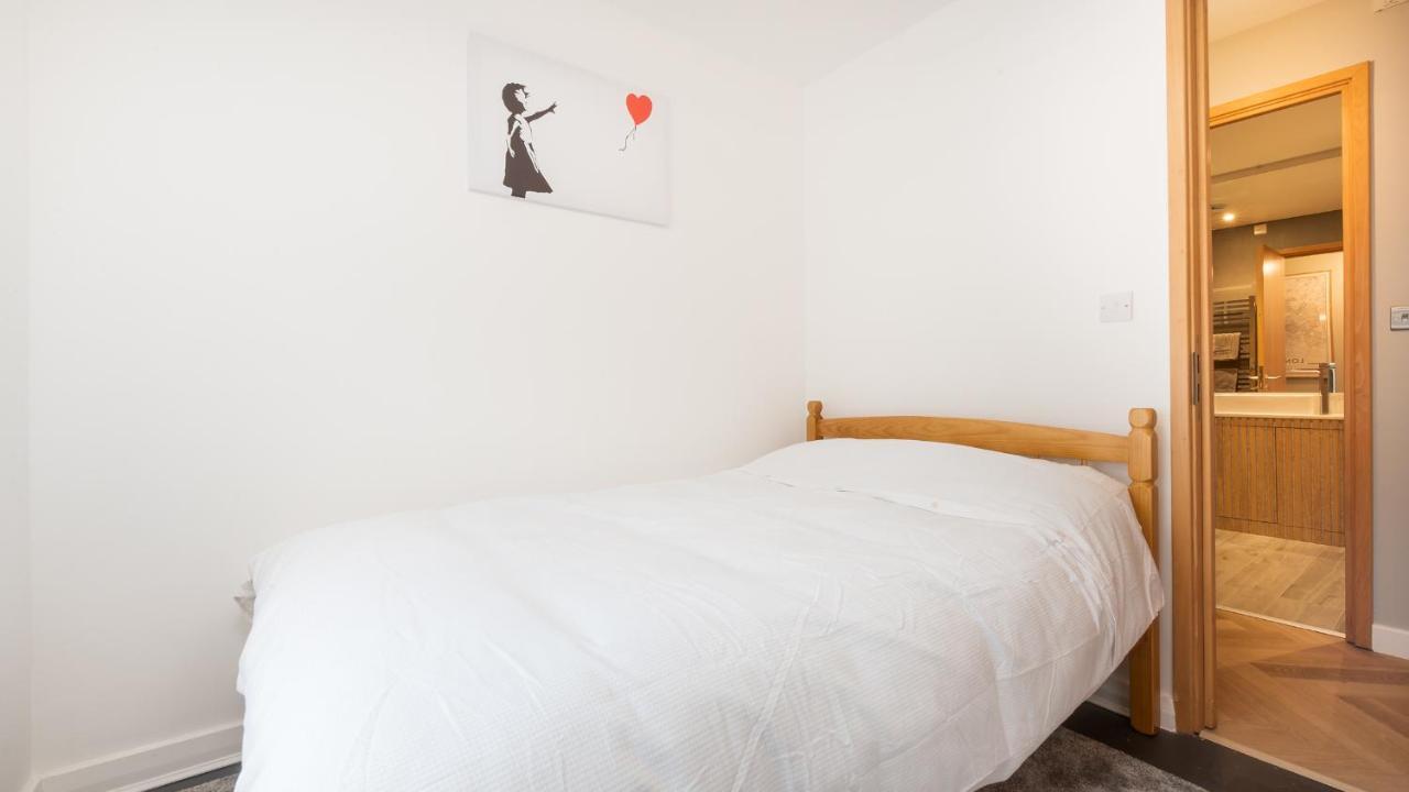 London's Modern Nuance - Battersea Apartment London