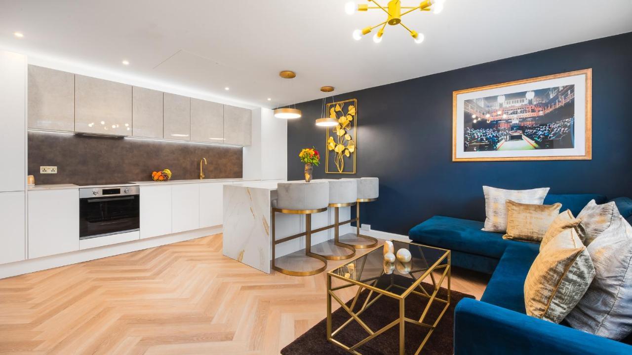 London's Modern Nuance - Battersea Apartment