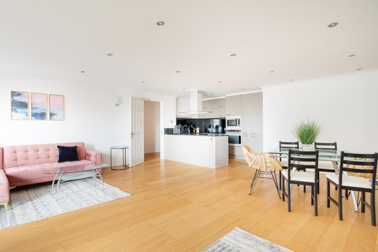 Apartment Riverside Two Bedroom In Canary Wharf London