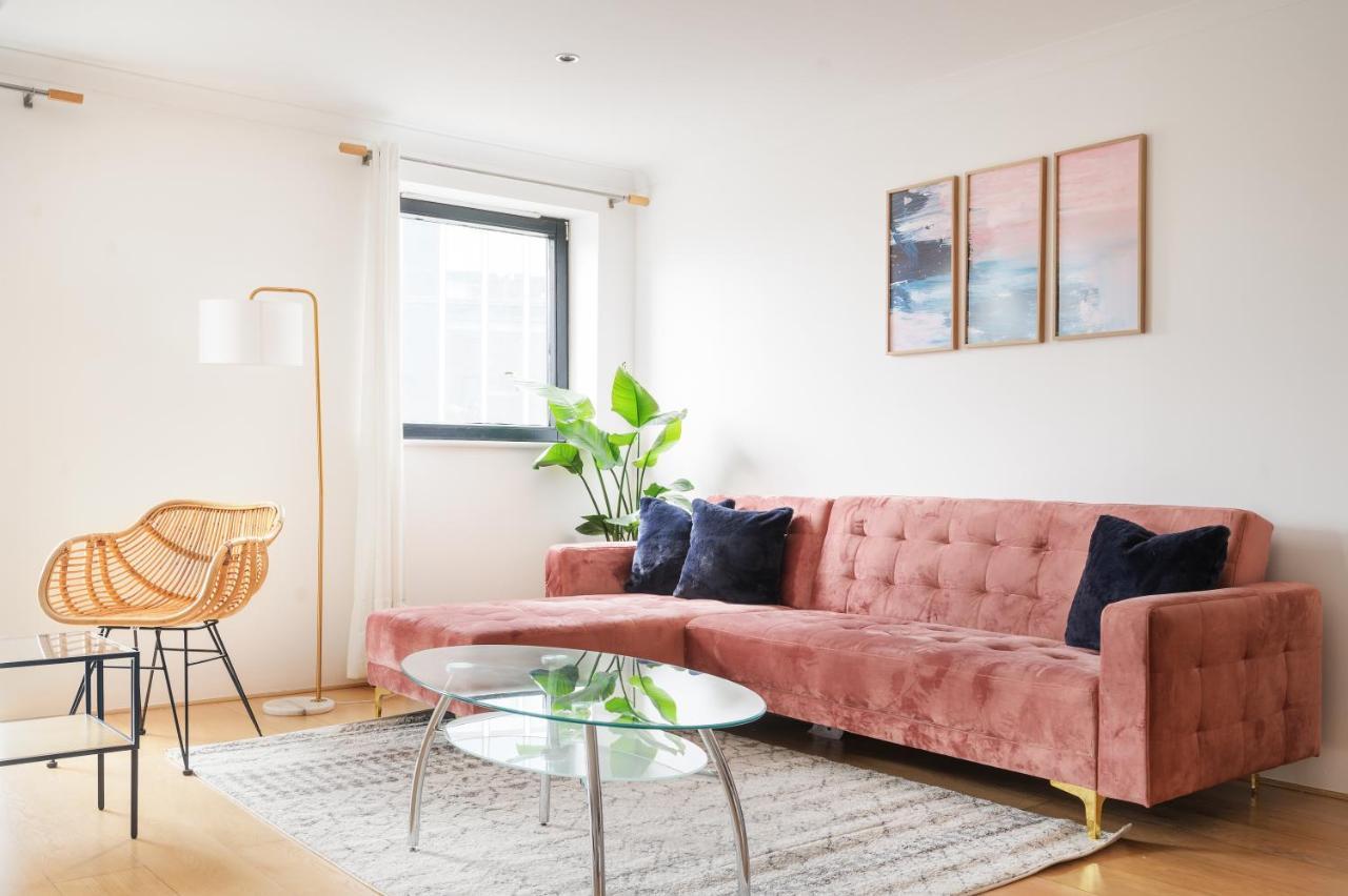 Riverside Two Bedroom In Canary Wharf Apartment