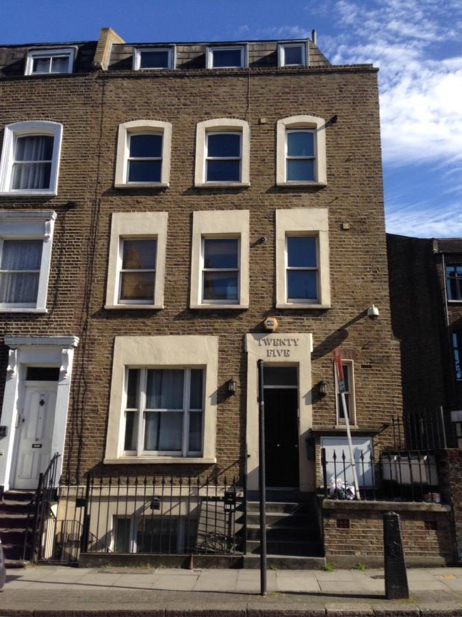 - Entire Lower Ground Floor - Only 7 Mins Walk Kings Cross St Pancras Station London