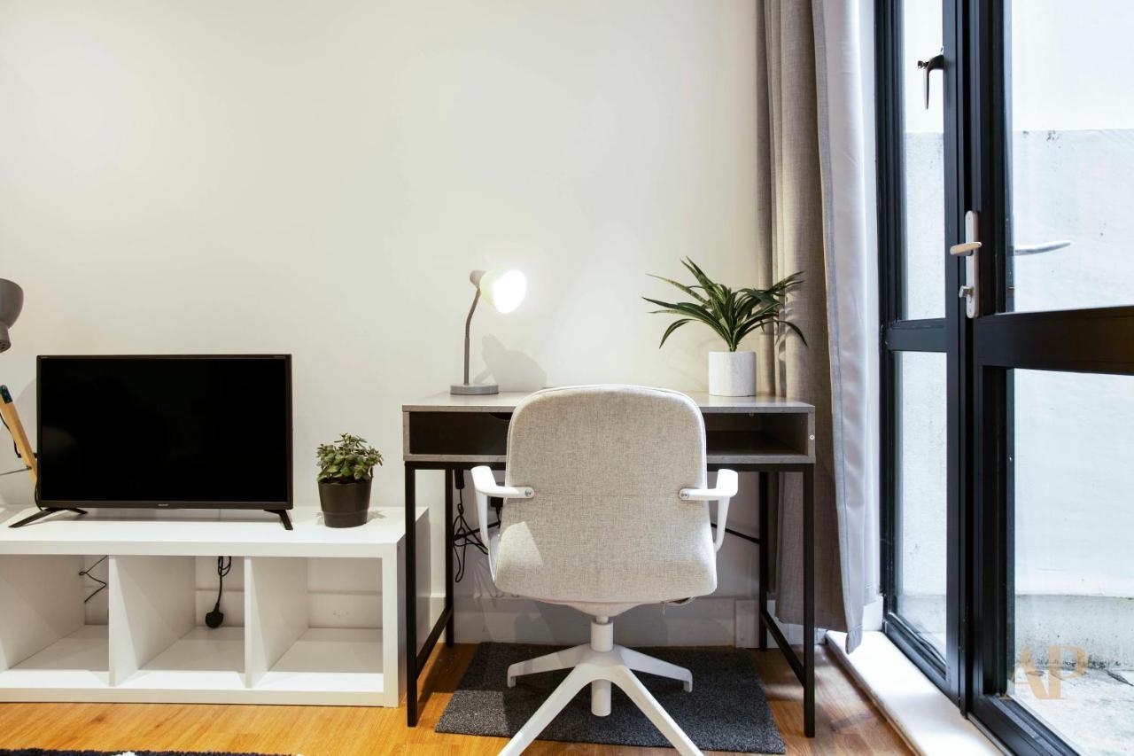 Apartment Spacious Lower Ground Studio With Private Patio Near Warren Street