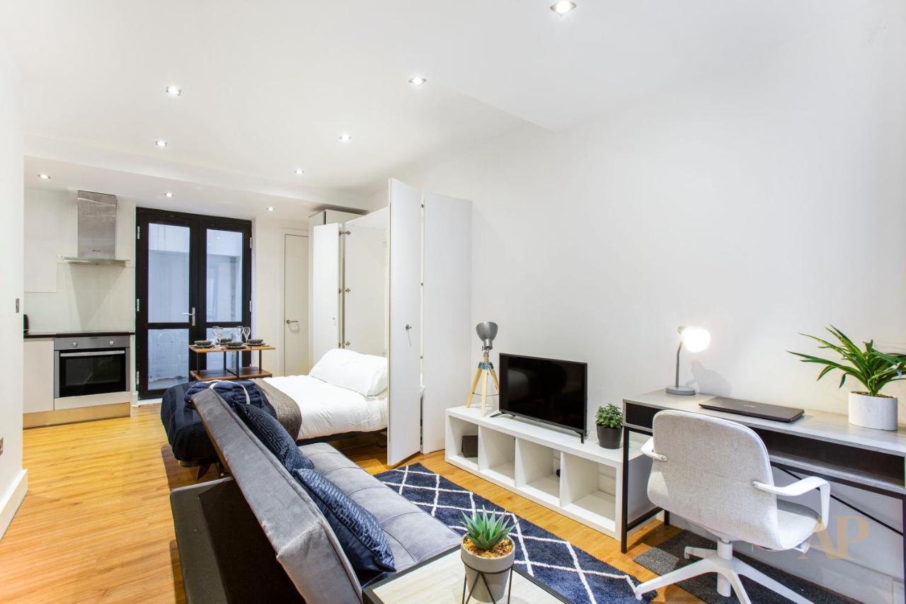 Spacious Lower Ground Studio With Private Patio Near Warren Street
