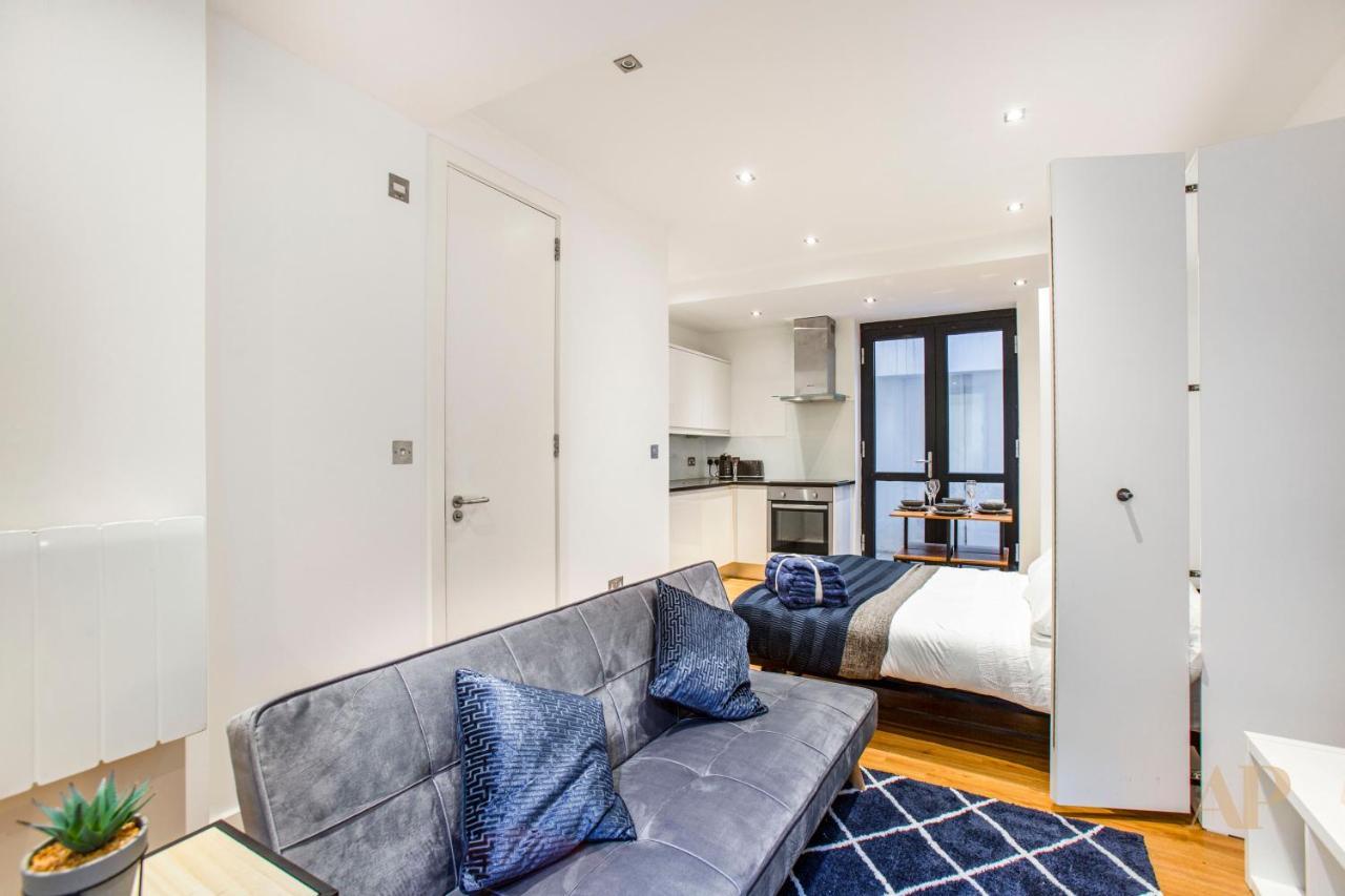 Spacious Lower Ground Studio With Private Patio Near Warren Street * London