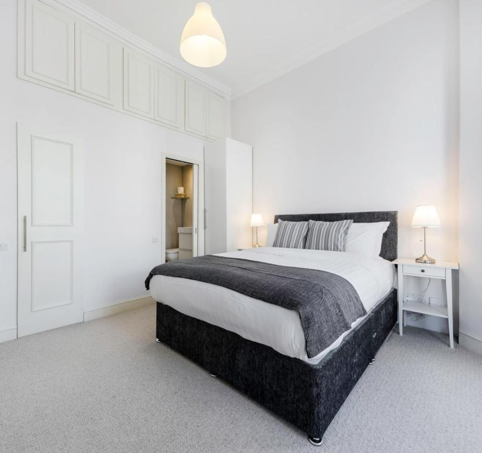 Elegant Earl's Court 2 Bedroom Flat Just 4 Minutes From Tube London