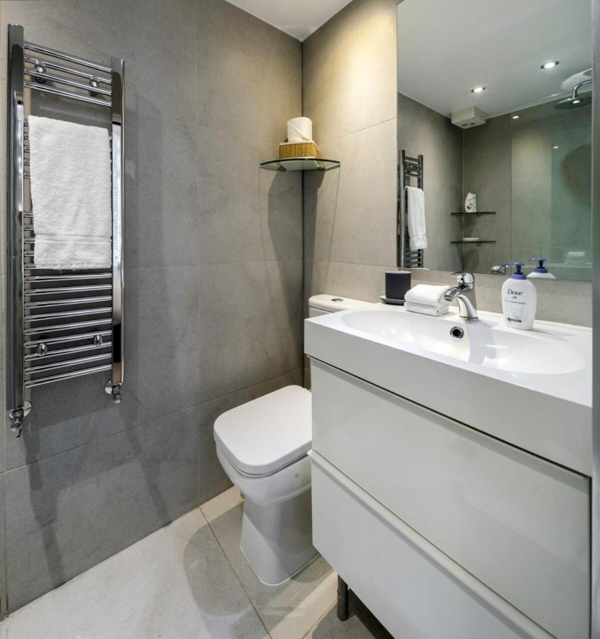 Elegant Earl's Court 2 Bedroom Flat Just 4 Minutes From Tube London