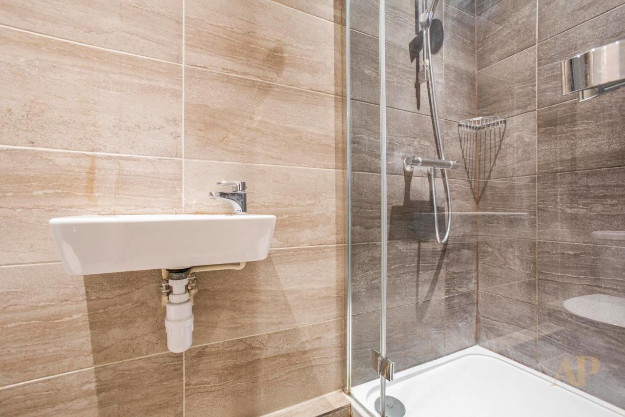 Apartment Spacious Lower Ground Studio With Private Patio Near Warren Street