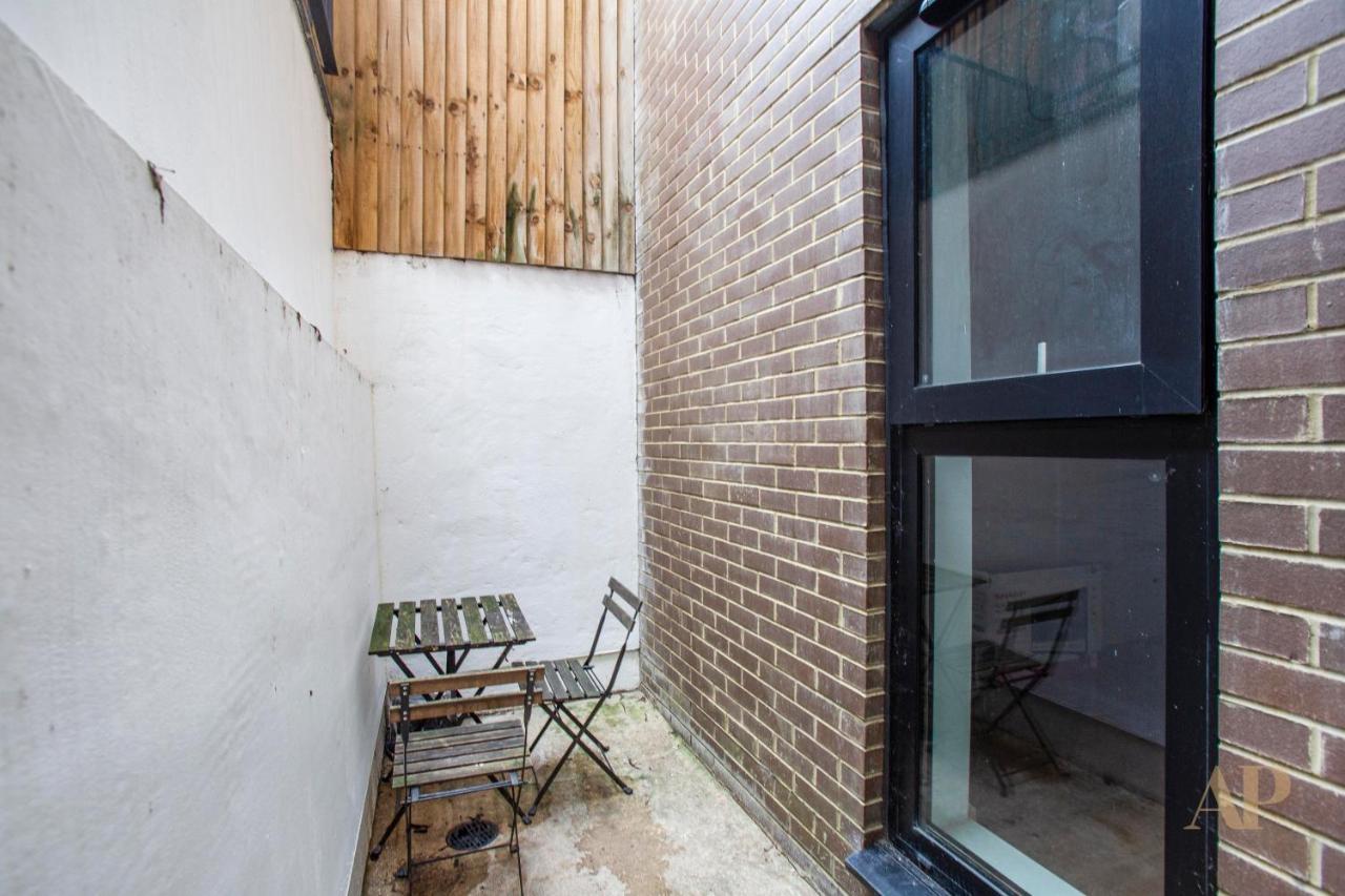 Apartment Spacious Lower Ground Studio With Private Patio Near Warren Street *