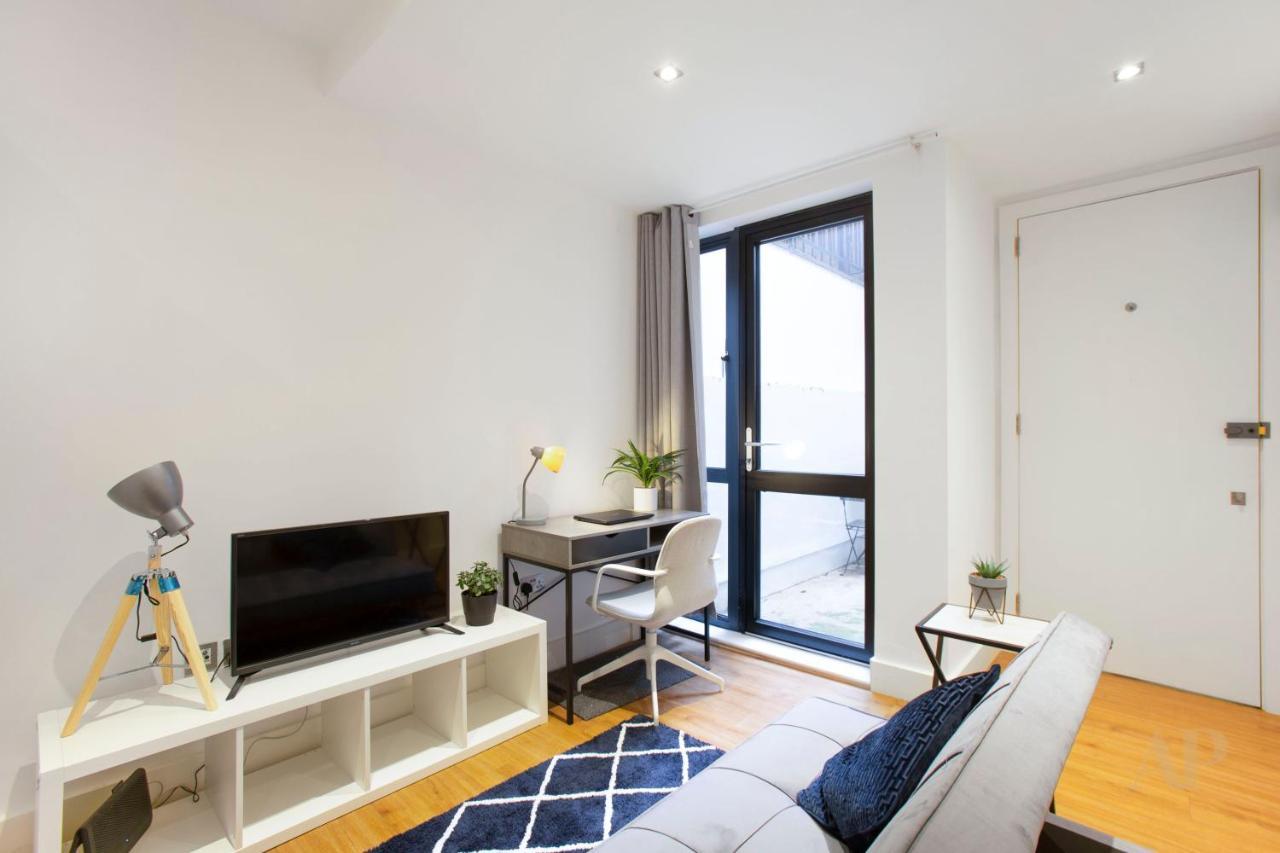 Spacious Lower Ground Studio With Private Patio Near Warren Street Apartment London