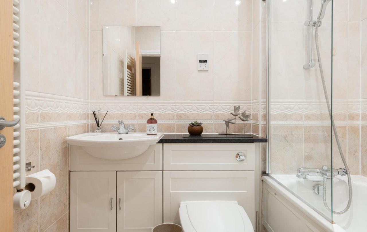 Modern And Spacious 3 Bed Next To The Shard *