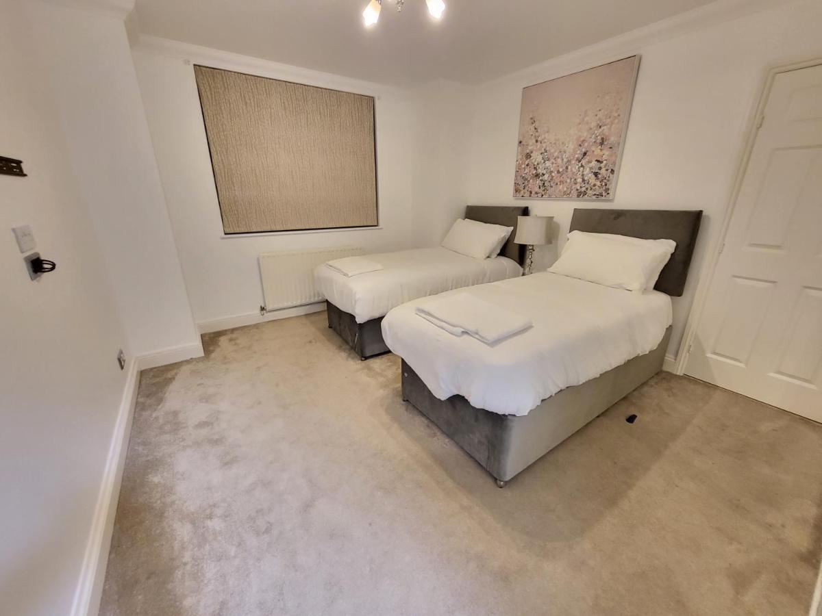 Garland Stylish 2 Bedroom A Minute Walk From Station Apartment London