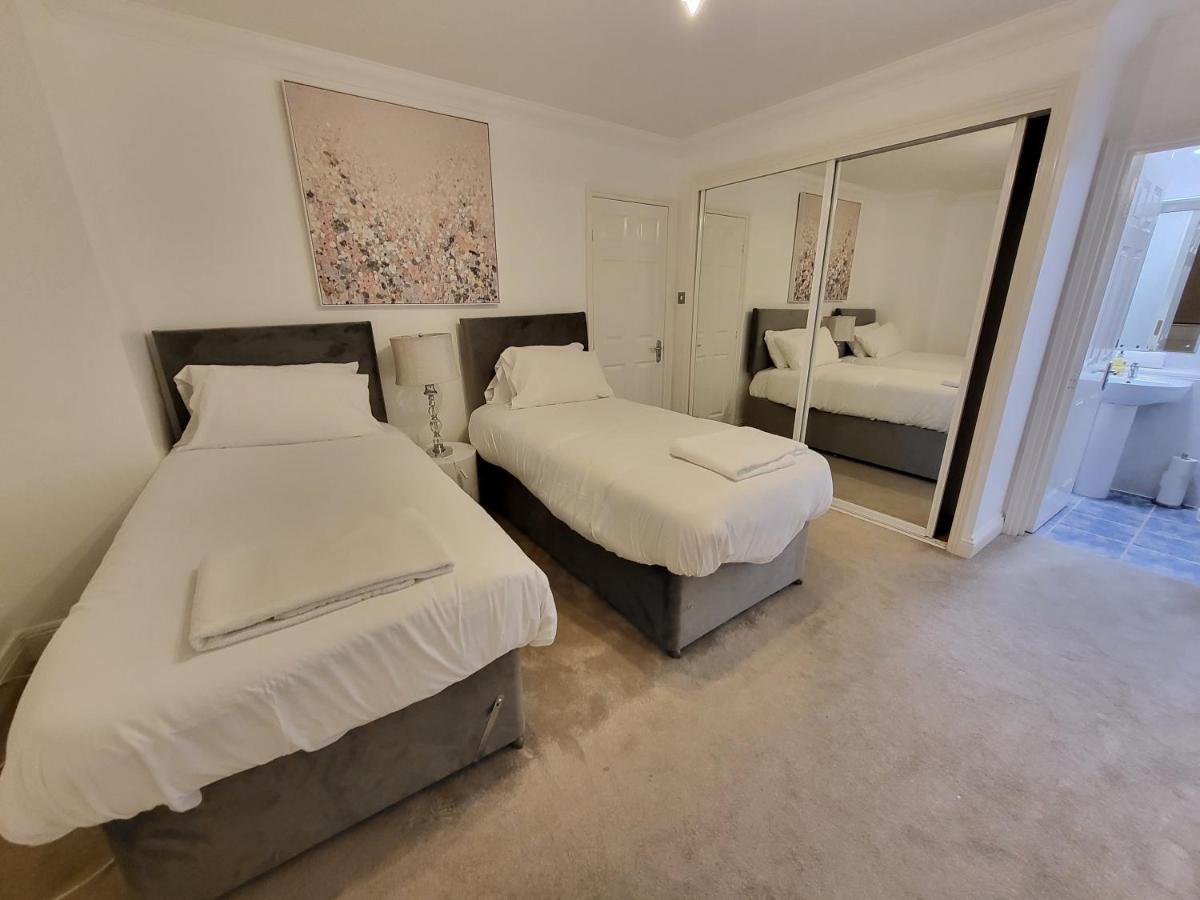 Garland Stylish 2 Bedroom A Minute Walk From Station Apartment *