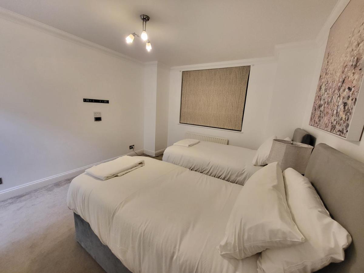 Garland Stylish 2 Bedroom A Minute Walk From Station Apartment *