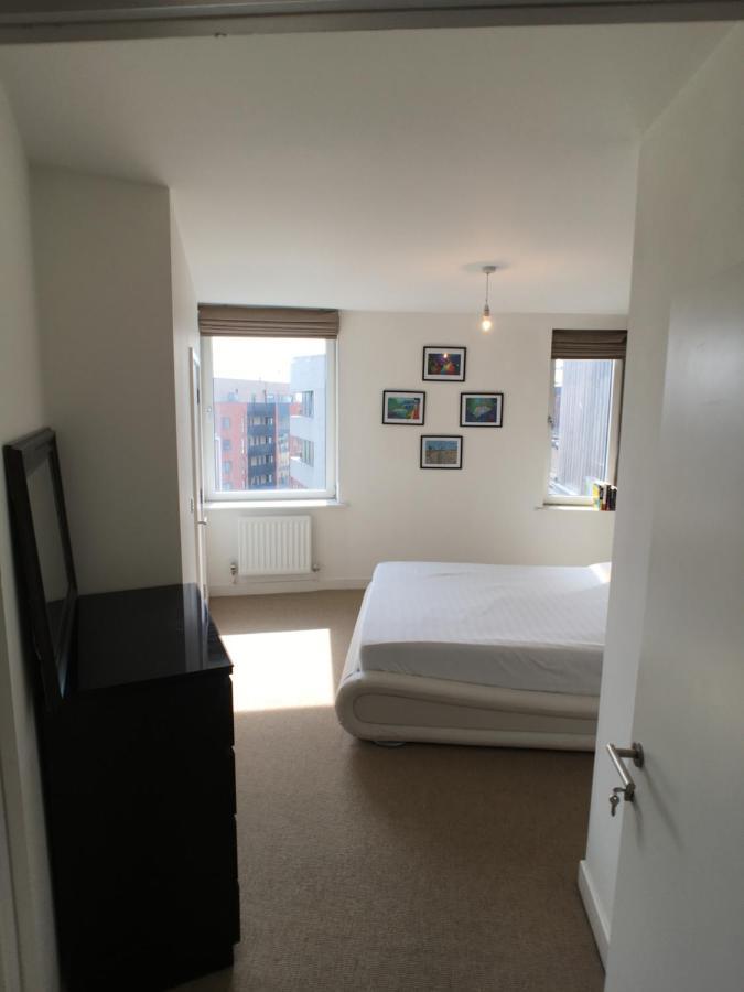 Luxury 2 Bed Penthouse Near Station Apartment *