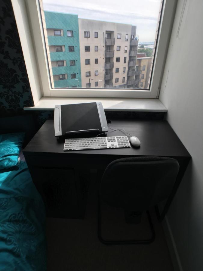 Luxury 2 Bed Penthouse Near Station Apartment London